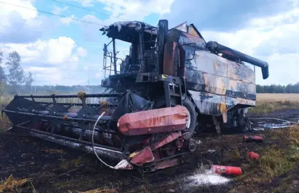 Гэты камбайн у жніўні згарэў на Мядзельшчыне

