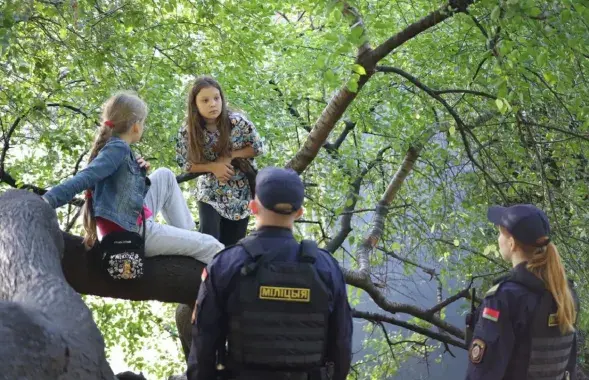 Міліцэйскі патруль у парку Горкага
