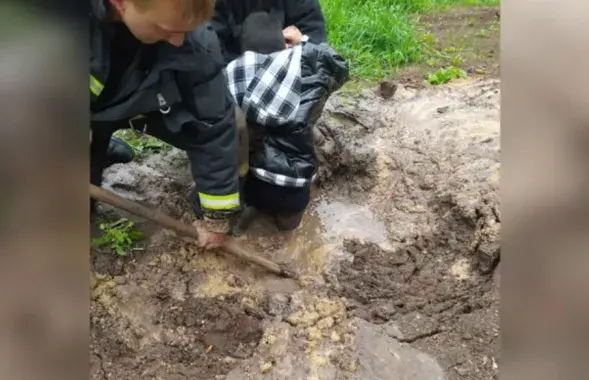 Ратавальнікі дапамагаюць хлопцу
