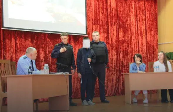 Милиционеры привезли подростка на собрание в колледж и дали микрофон
