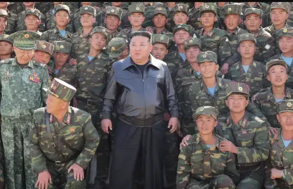 Лидер КНДР Ким Чен Ын с военными&nbsp;

