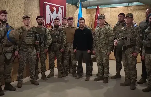 Уладзімір Зяленскі і Аляксандр Сырскі з вайскоўцамі на Сумшчыне
