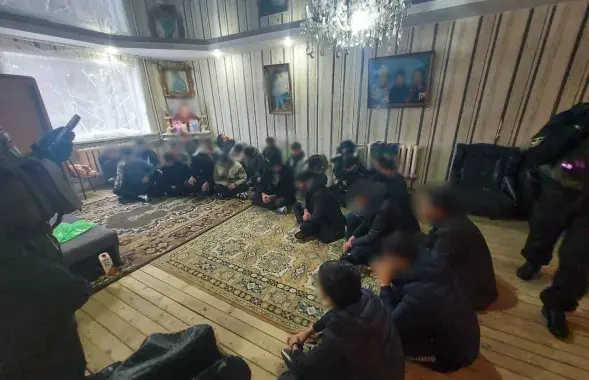 Мигранты после задержания милицией
