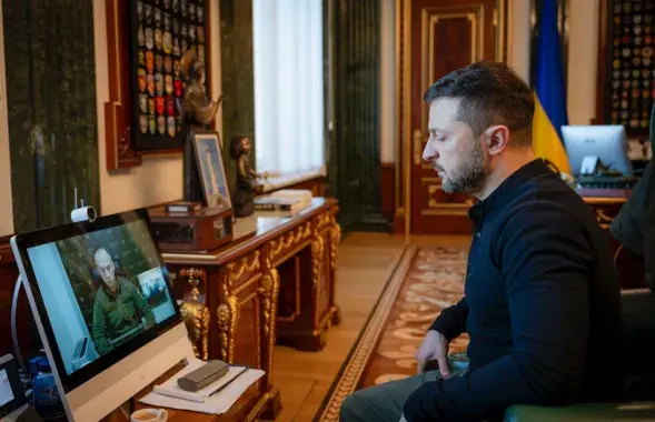 Владимир Зеленский получает отчет от Александра Сырского
