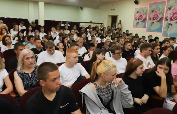 Собрание в школе

