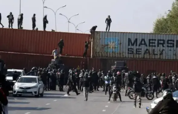 В Исламабаде перекрыты главные улицы — на них построили баррикады из морских грузовых контейнеров
