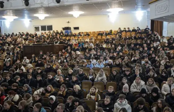 У зале былі школьнікі і студэнты
