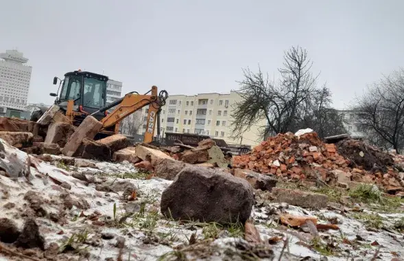 Ад будынка застаўся толькі падвал і груды цэглы
