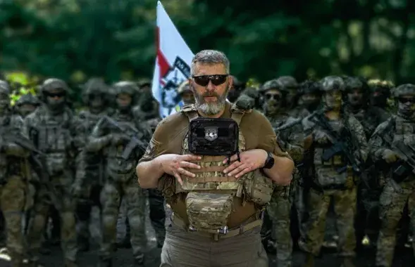 Павел Шурмей с бойцами подразделения
