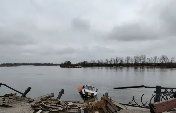 МАЗ апынуўся ў вадзе за лічаныя секунды
