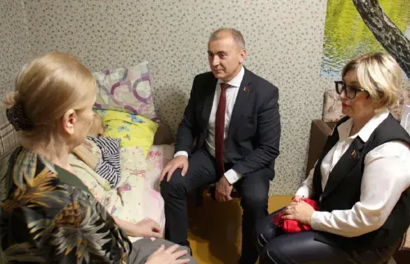 Чыноўнікі не маглі не зрабіць фотаздымак для справаздачы пра сустрэчу
