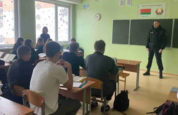 Міліцыянер у школе, снежань 2024-га
