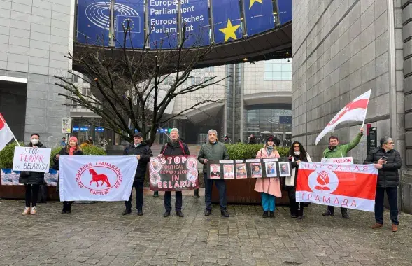 Акция возле Европарламента
