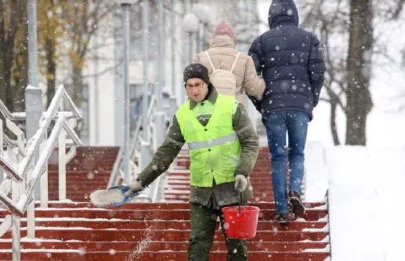Праблема з дворнікамі, бо "невялікія заробкі, цяжкая праца"

