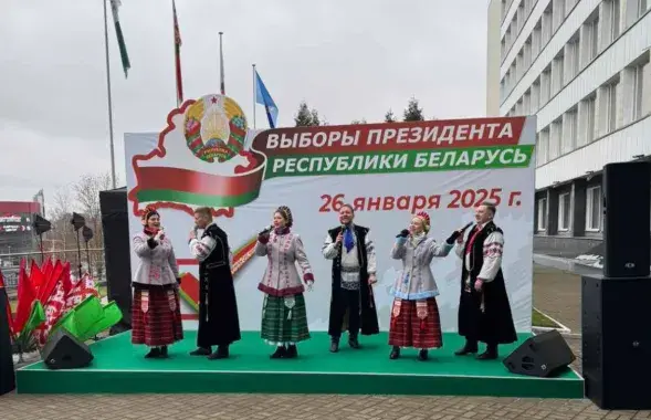 Артисты на избирательном участке
