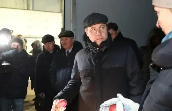 Прэм'ер Раман Галоўчанка і яблыкі
