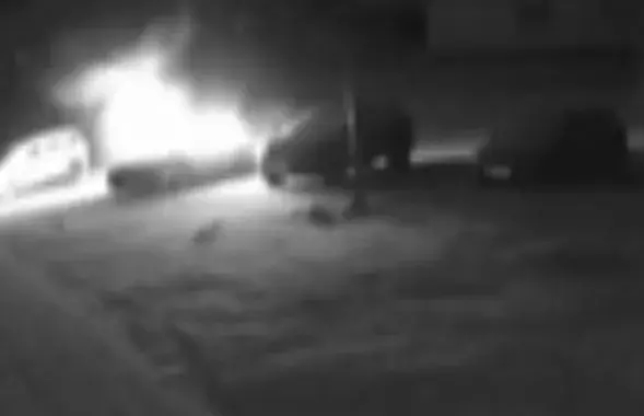 Момент поджога автомобиля
