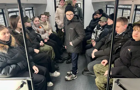 Дзеці ў аўтазаку

