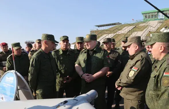 Александр Лукашенко с военными
