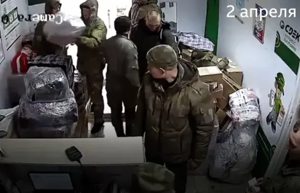 Российские военные отправляют домой вещи, награбленные в Украине, иллюстративное фото

