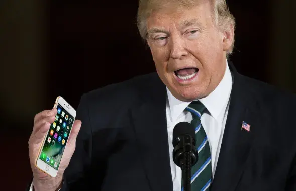 Дональд Трамп з айфонам
