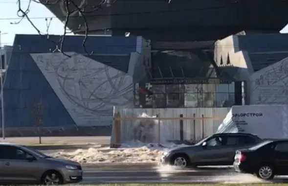 Вода залила проезжую часть проспекта
