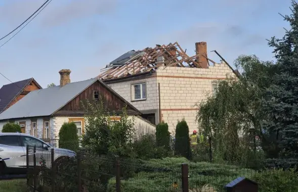 Дом, на які зваліўся збіты дрон
