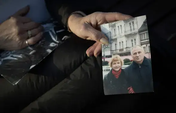 Марына Адамовіч, жонка Мікалая Статкевіча, паказвае фатаграфію сябе і мужа, Мінск, Беларусь, 27 студзеня 2025 года
