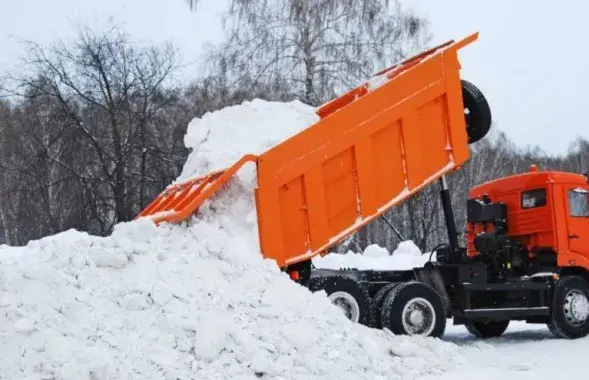 Снег вывозяць з Мінска.

