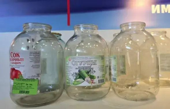Банки в магазине конфиската

