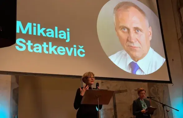 Марина Адамович получила премию для Николая Статкевича
