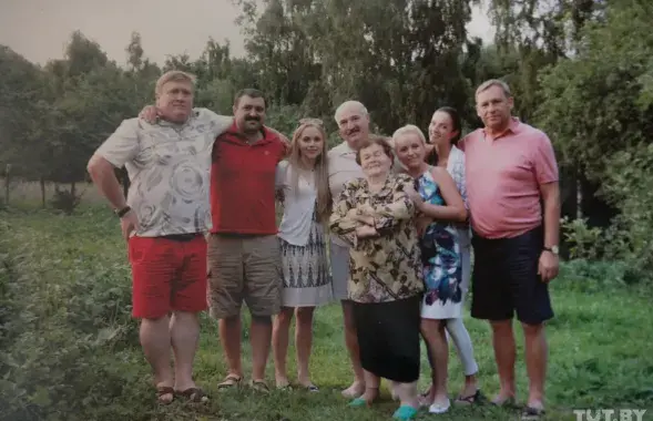 Сергей Тетерин (крайний слева) с семьей Лукашенко и Александром Мошенским
