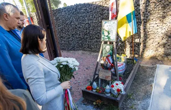Sviatlana Tsikhanouskaya near the grave of Belarusian volunteer&nbsp;Maria Zaitseva
