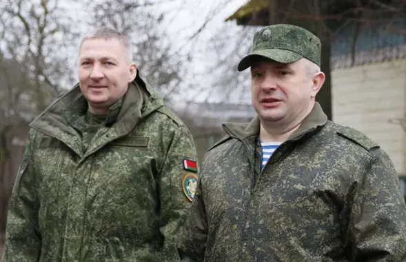Старшыня аблвыканкама Іван Крупко (справа) на зборах тэрабароны ў Рагачове ў 2024-м&nbsp;

