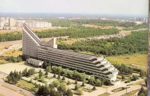 15-ы корпус БНТУ неўзабаве пасля адкрыцця
