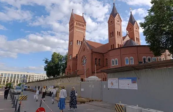 Красный костел во время ремонта
