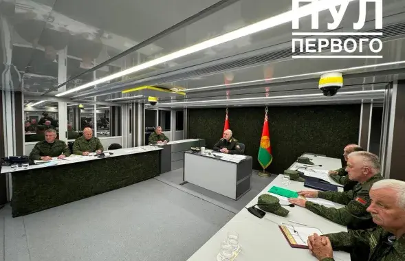 Лукашэнка з вайскоўцамі
