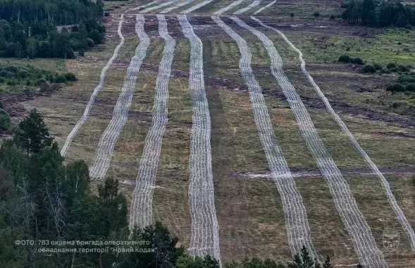 Умацаванні з калючага дроту на мяжы
