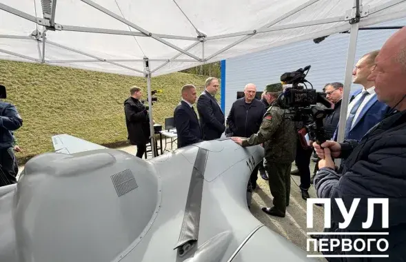 Лукашэнка каля беларускага дрона
