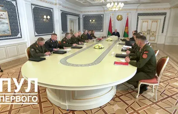 Лукашэнка на нарадзе з сілавікамі
