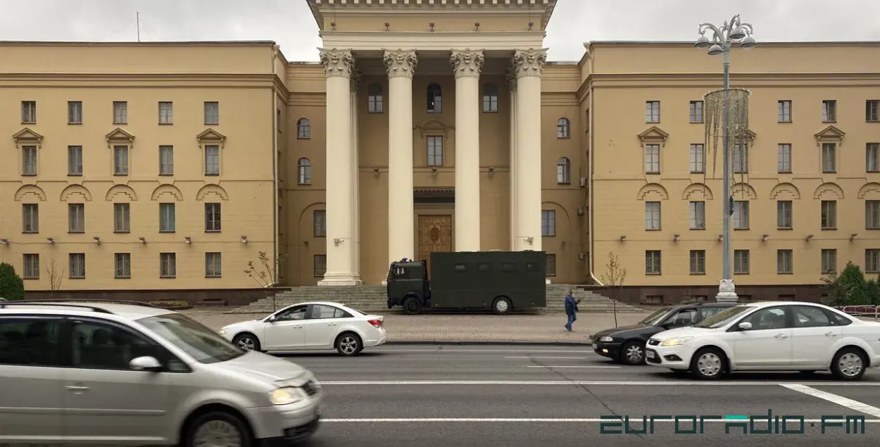 Комитет госбезопасности и автозак / Из архива Еврорадио
