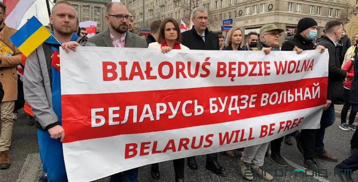 Святлана Ціханоўская і Павел Латушка (у цэнтры) / Еўрарадыё
