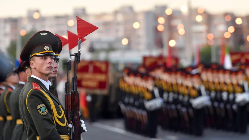 За гадзіну да салюта... Фотарэпартаж з парада ў Мінску