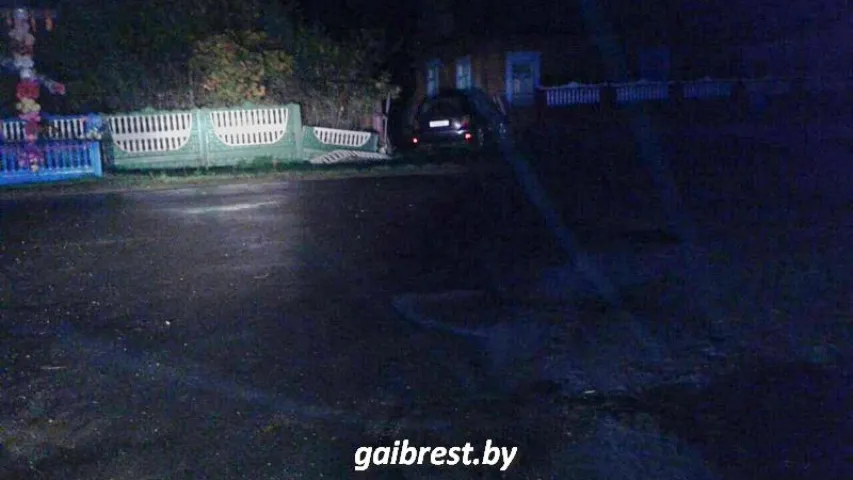 Кіроўца "Мерсэдэса" ў Іванаўскім раёне ўрэзаўся ў дом