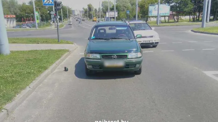 У Брэсце "Опель" збіў ровар з двума дзецьмі