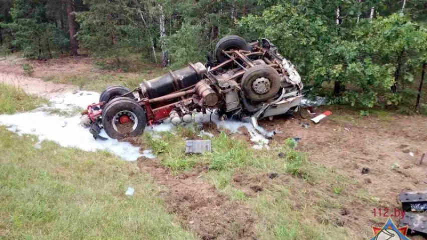 Аварыя пад Драгічынам: перакуліўся цягач, кіроўцу даставалі выратавальнікі