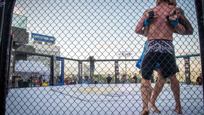 Байцы MMA правялі турнір на даху ў цэнтры Мінска