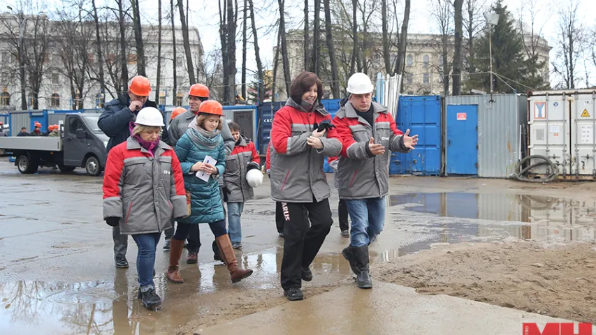 Кіраўніца Адміністрацыі прэзідэнта фарбавала трубы на стадыёне “Дынама” (фота)