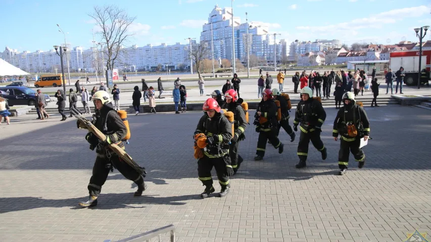 У цэнтр Мінска былі выкліканыя верталёты МНС (фота, відэа)